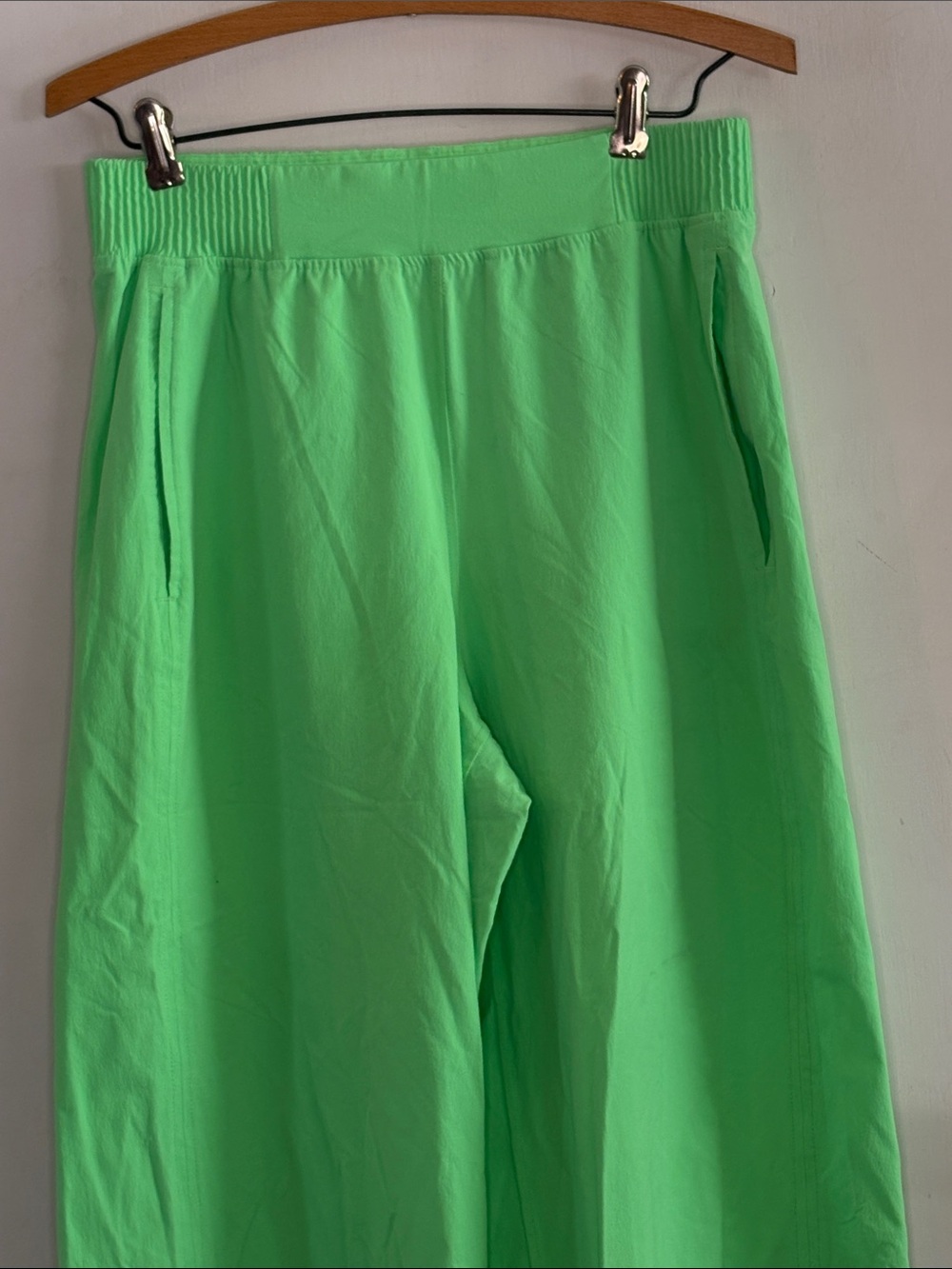 Lululemon bright green stretch woven high waisted wide leg pants Size Small - Picture 2 of 9